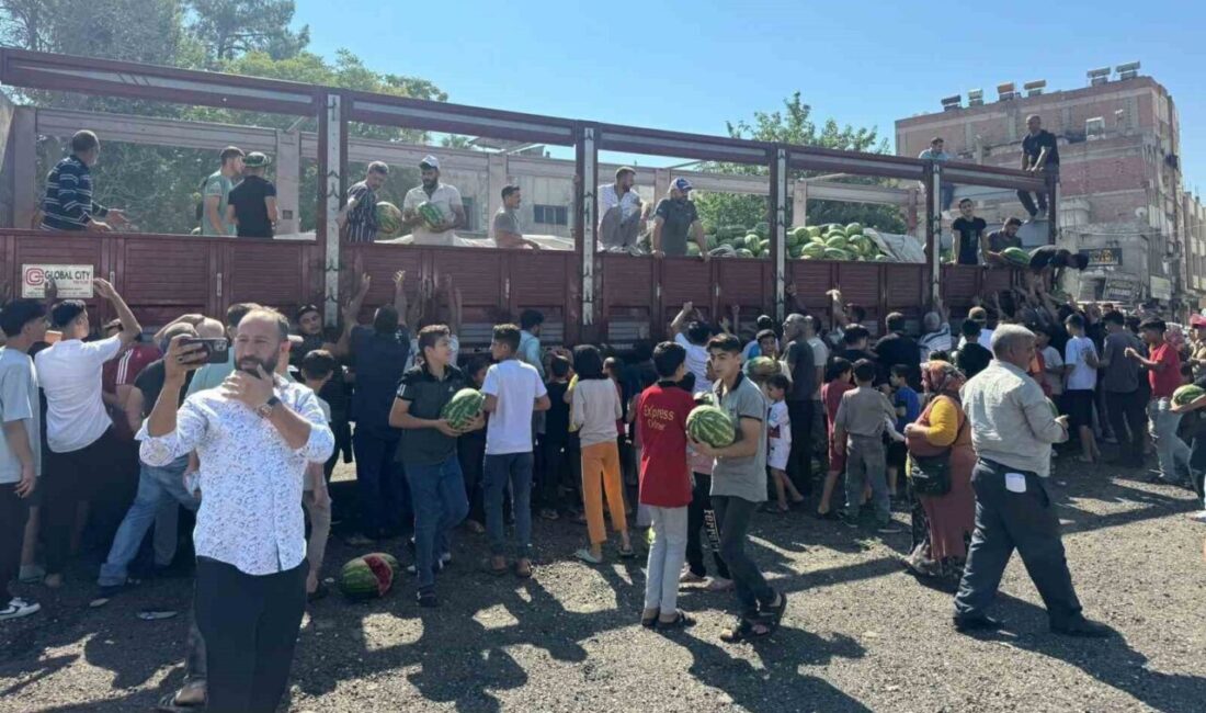 Şanlıurfa'nın Birecik ilçesinde, esnaf İbrahim Öztürk, 27 ton bedava karpuz