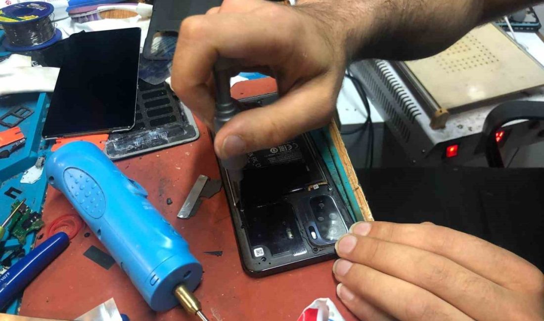 Eskişehir'de artan sıcaklarla telefon bataryalarında arızalar görülmeye başlandı. Telefon tamircisi