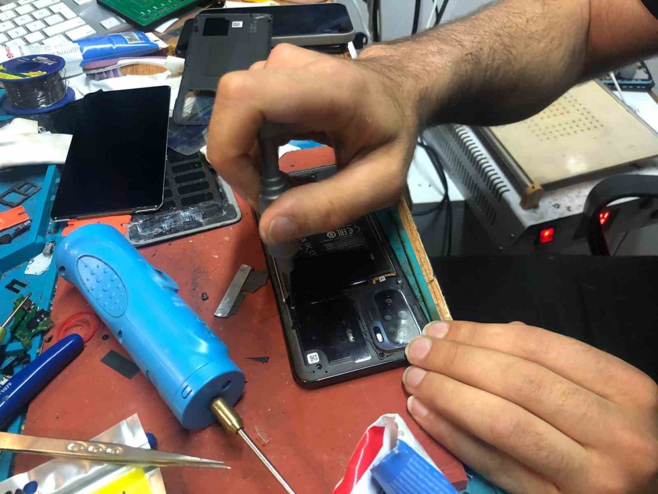 Eskişehir'de artan sıcaklarla telefon bataryalarında arızalar görülmeye başlandı. Telefon tamircisi