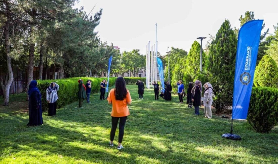 Diyarbakır Büyükşehir Belediyesi, uzman eğitmenler eşliğinde sabah sporları düzenleyerek vatandaşlara