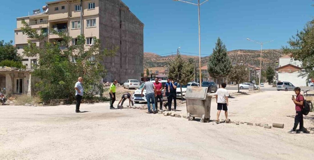 Adıyaman’ın Gölbaşı ilçesinde Hürriyet Mahallesi sakinleri, yollarının asfaltlanmamasını protesto ederek