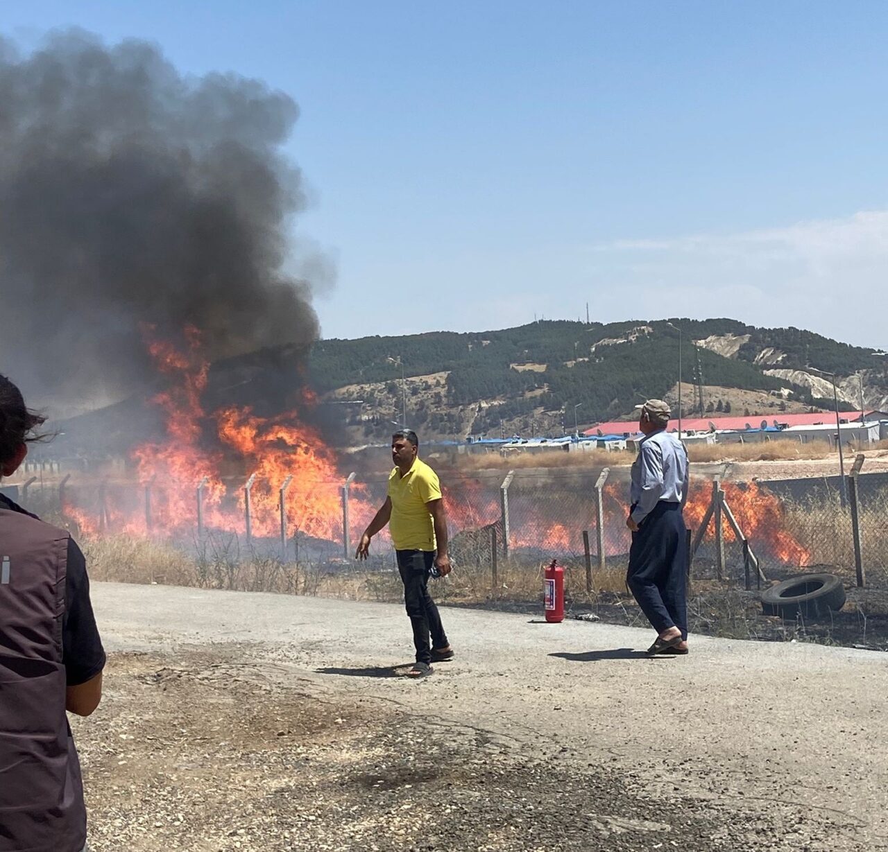 Adıyaman'da K-16 Konteyner kenti yakınlarında çıkan anız yangını, vatandaşların zamanında