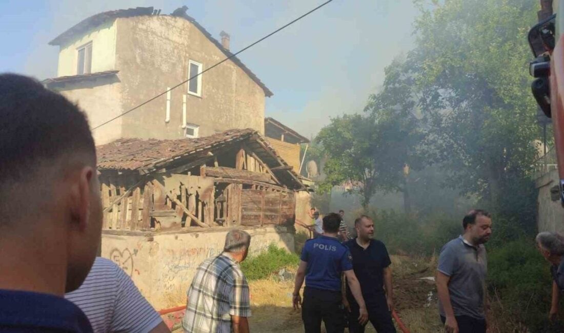 Samsun'un Vezirköprü ilçesinde Saim Hazer'e ait ahşap evde çıkan yangın,