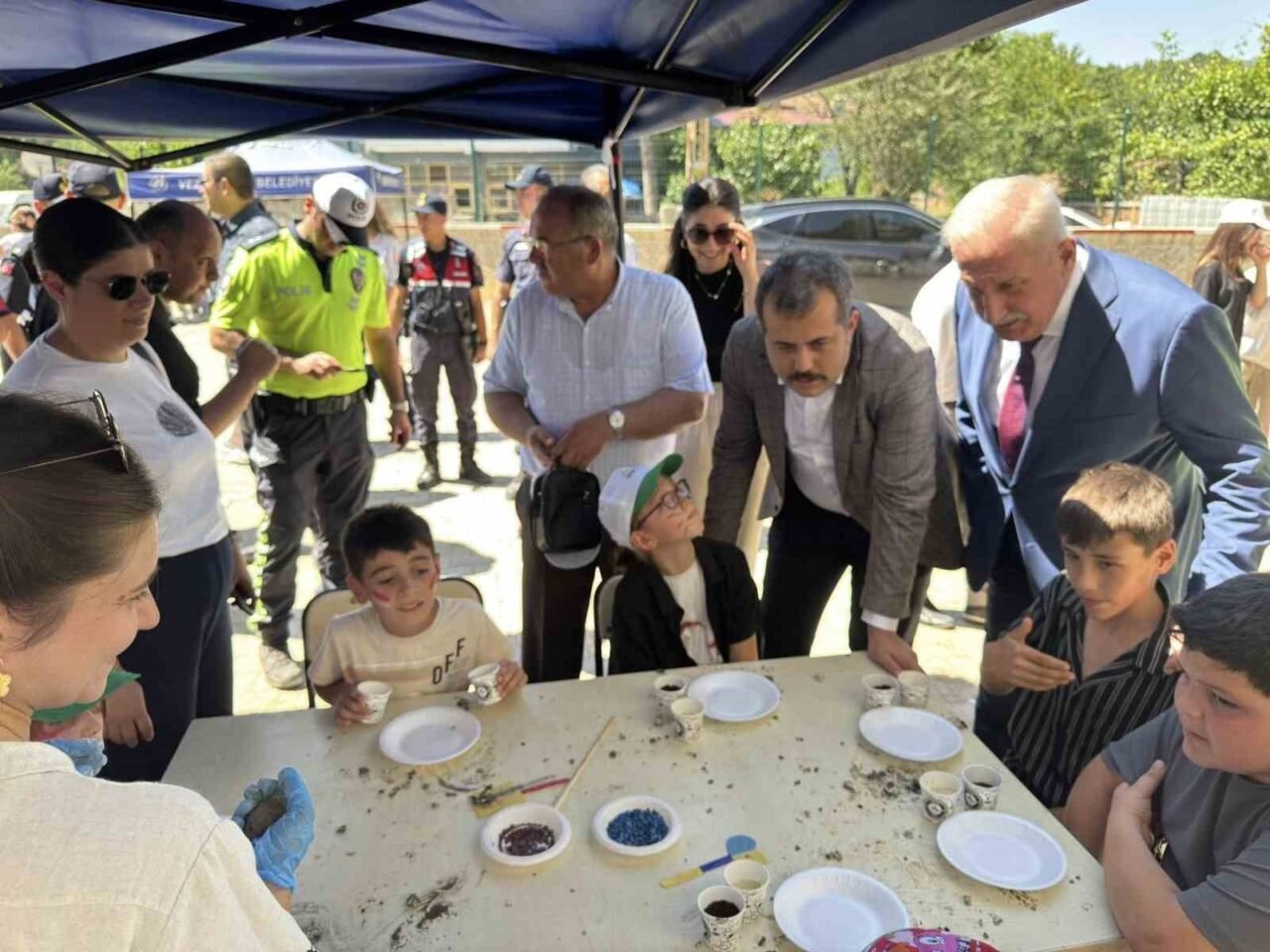 Samsun'un Vezirköprü ilçesinde düzenlenen 'Çocuk Mahalle Şenliği', Göl İlk-Ortaokulu bahçesinde