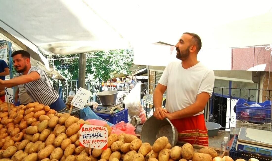 İstanbul’da pazarcılık yapan Özgür Doğru ve Nihat Aygün, Demet Akalın