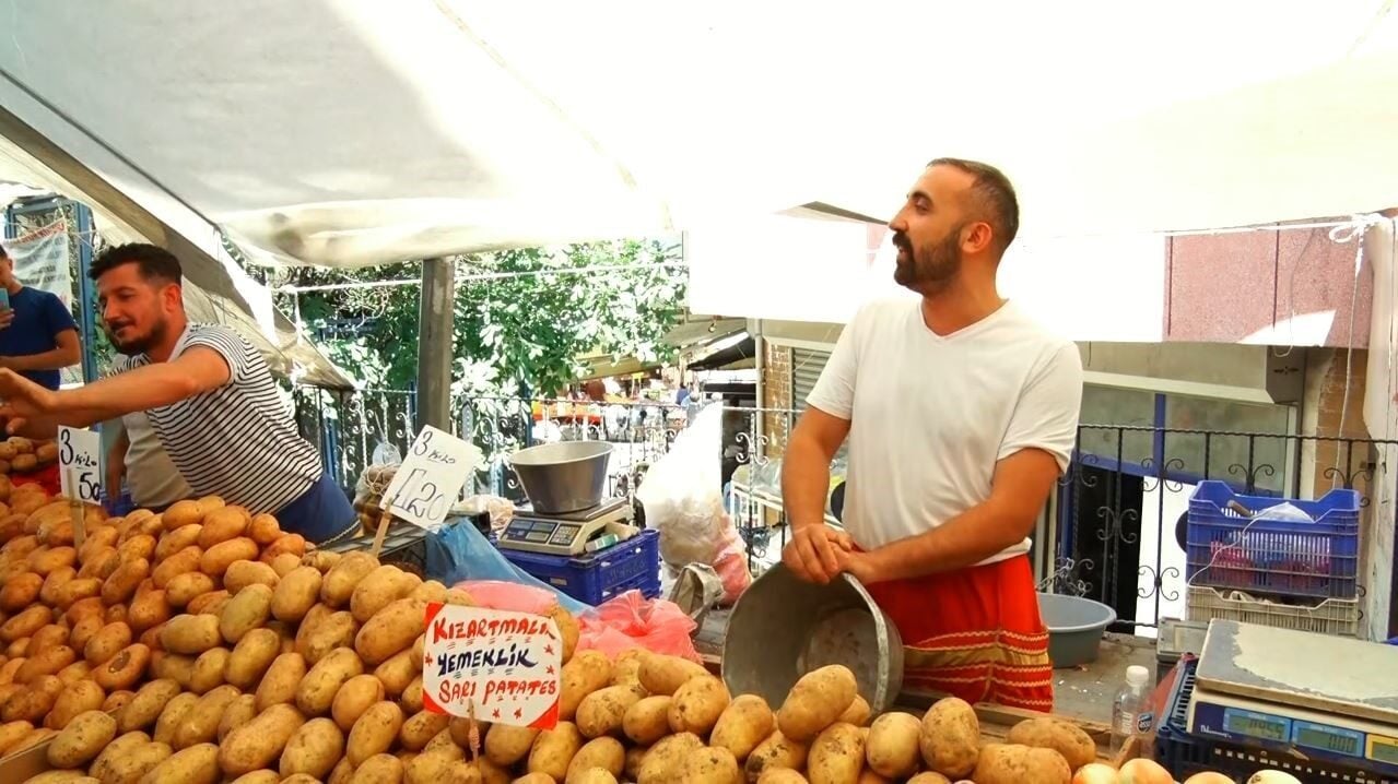İstanbul’da pazarcılık yapan Özgür Doğru ve Nihat Aygün, Demet Akalın