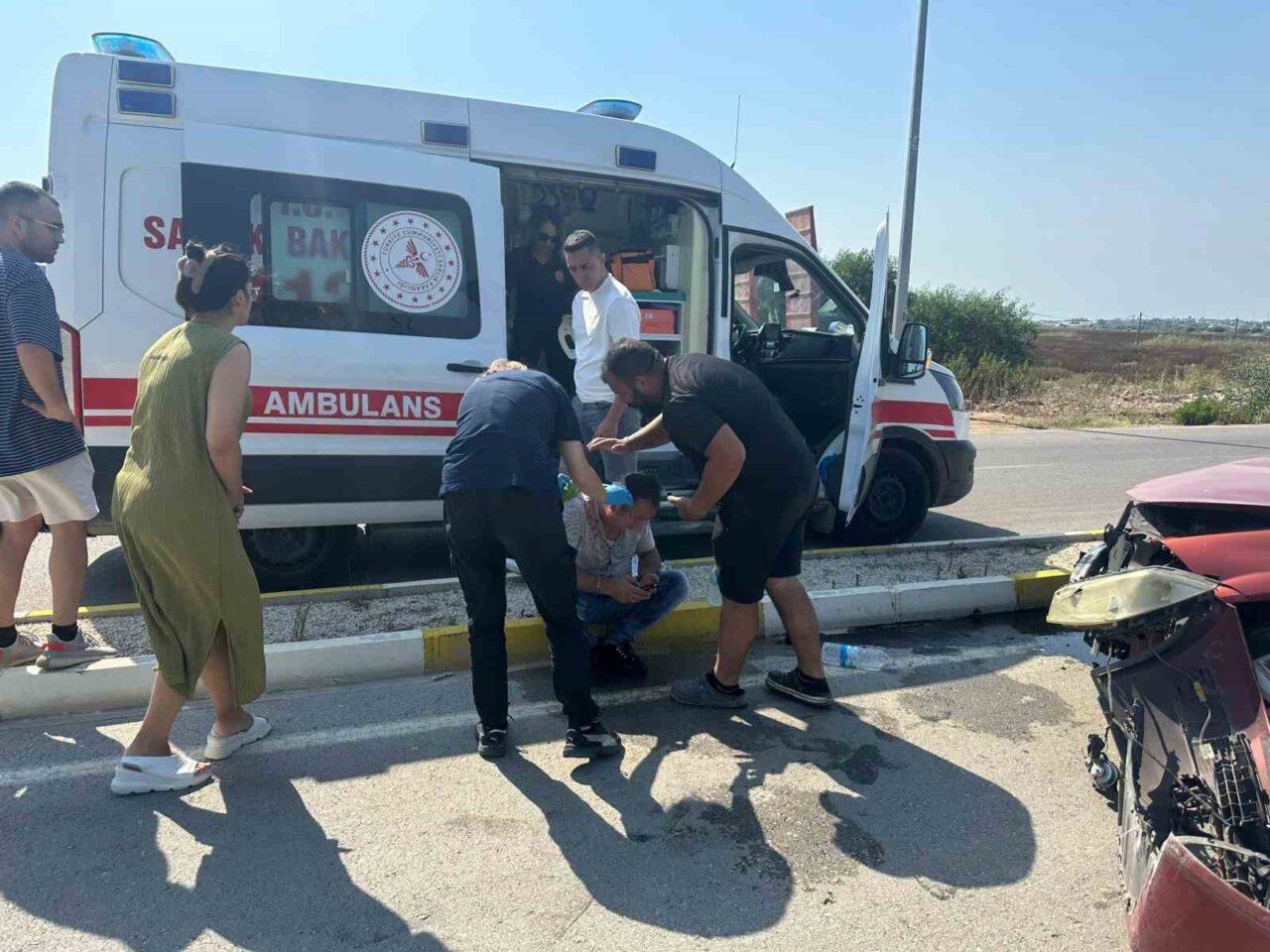 Antalya'nın Serik ilçesinde Emrah T.'nin kullandığı otomobil virajda kontrolden çıkarak