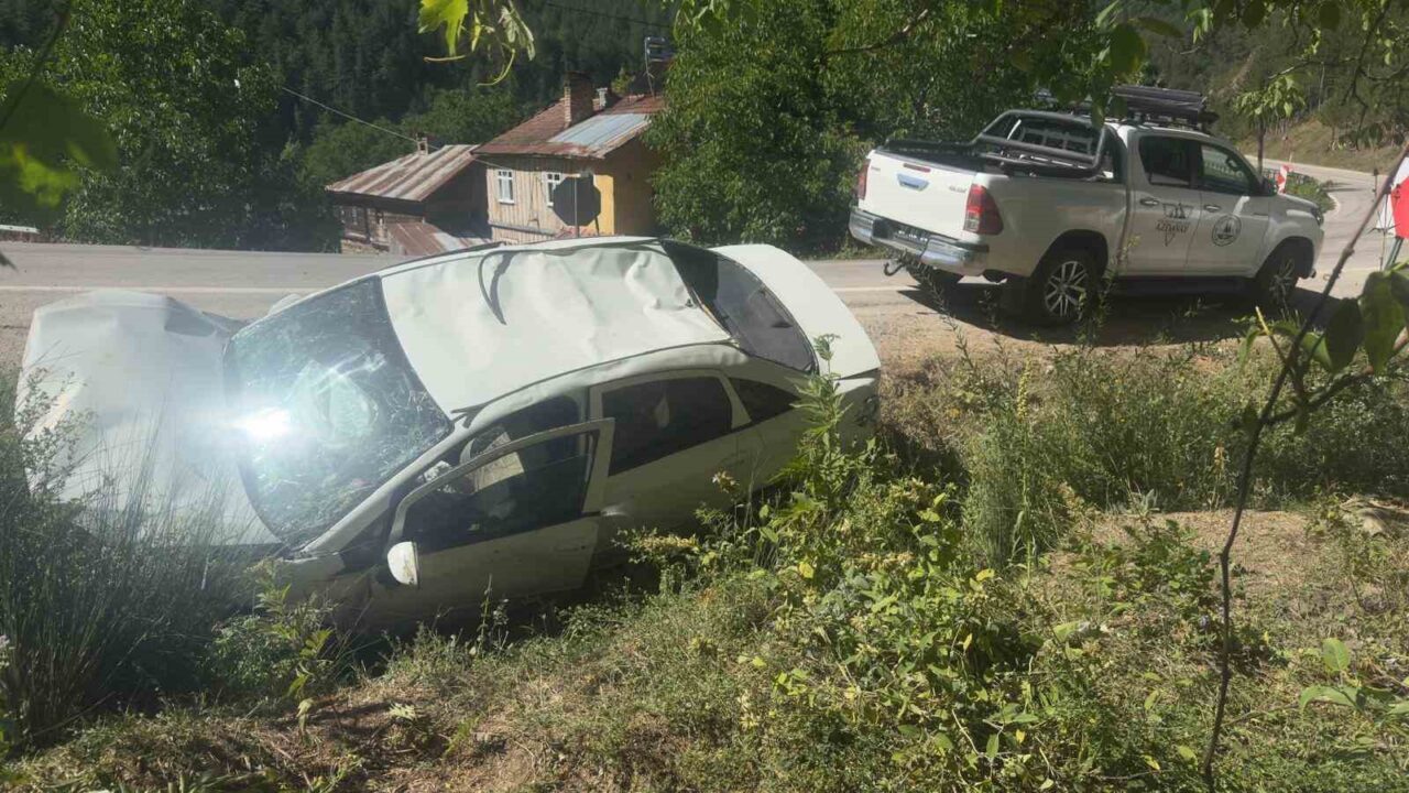 Kastamonu'nun Azdavay ilçesinde Yusuf Uzun'un kullandığı otomobil, virajda direksiyon hakimiyetinin