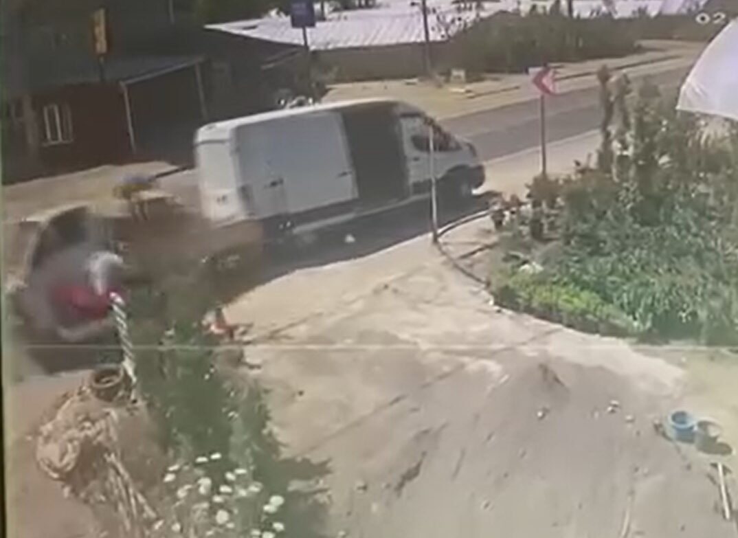 Yalova'nın Çınarcık ilçesinde 4 aracın karıştığı trafik kazası, bir işçinin
