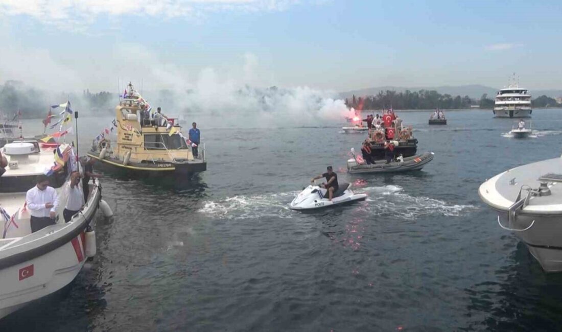 Yalova'da 1 Temmuz Denizcilik ve Kabotaj Bayramı, Atatürk heykeline çelenk