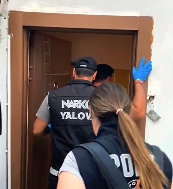 Yalova'da gerçekleştirilen uyuşturucu operasyonunda M.C.H., E.K., E.Ç., E.U. ve Ü.U.