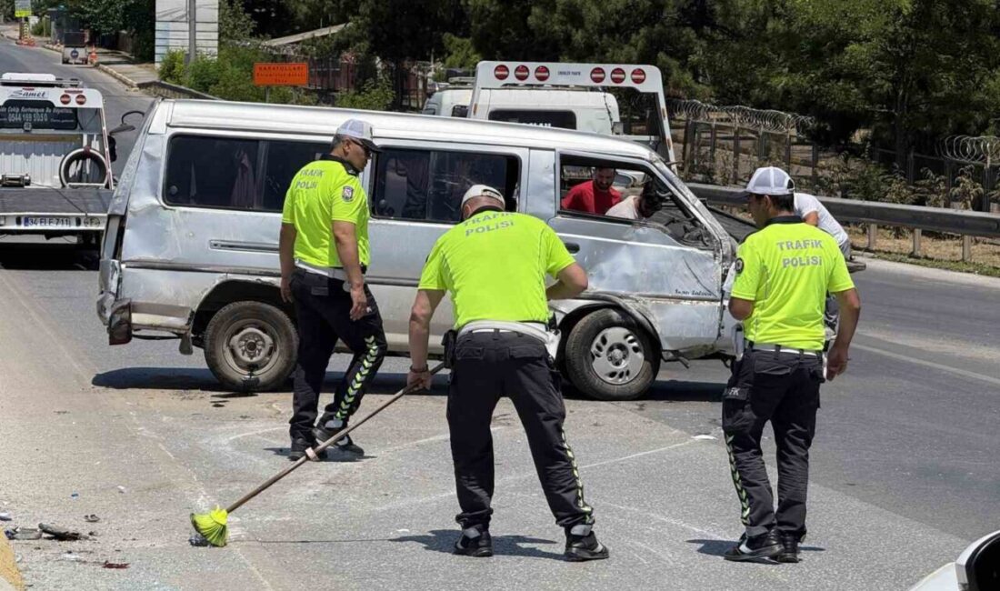 Erenler'de D-650 kara yolunda kontrolden çıkan bir minibüs yan yatarak