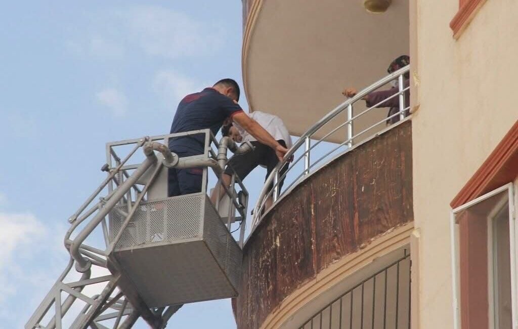 Siirt'in Kurtalan ilçesindeki Bahçelievler Mahallesi'ndeki bir apartmanın yangın merdiveninde çıkan