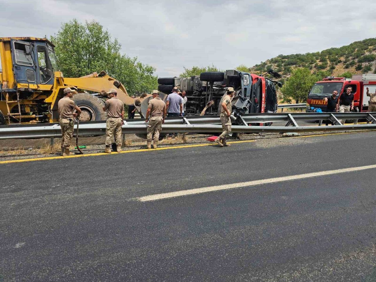 Diyarbakır’ın Ergani ilçesinde orman yangınına müdahale eden itfaiye aracı devrildi.