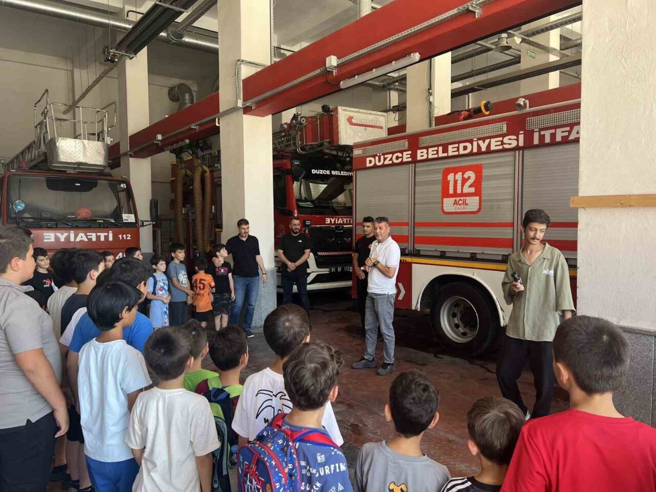 Düzce'de, Gençlik Spor Bakanlığı'nın Yaz Kulübü üyeleri, Düzce Belediyesi İtfaiye