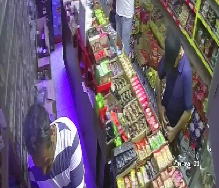 Adana'nın Seyhan ilçesinde yankesicilik yapan Şükrü A., iki kişinin cep