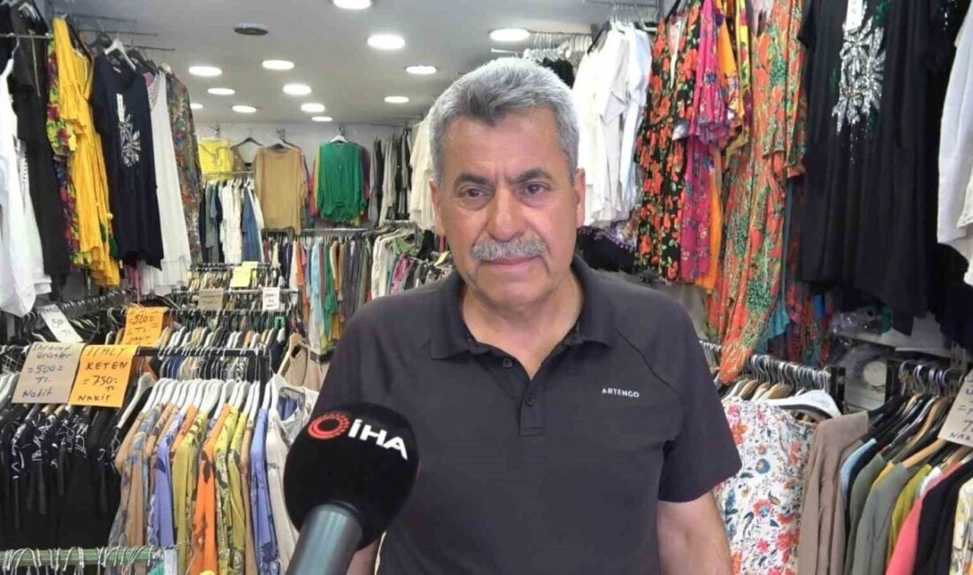 Bursa'da esnaf Enver Koç, yaralı bulduğu bir kargayı sevimliliğiyle sahiplenerek