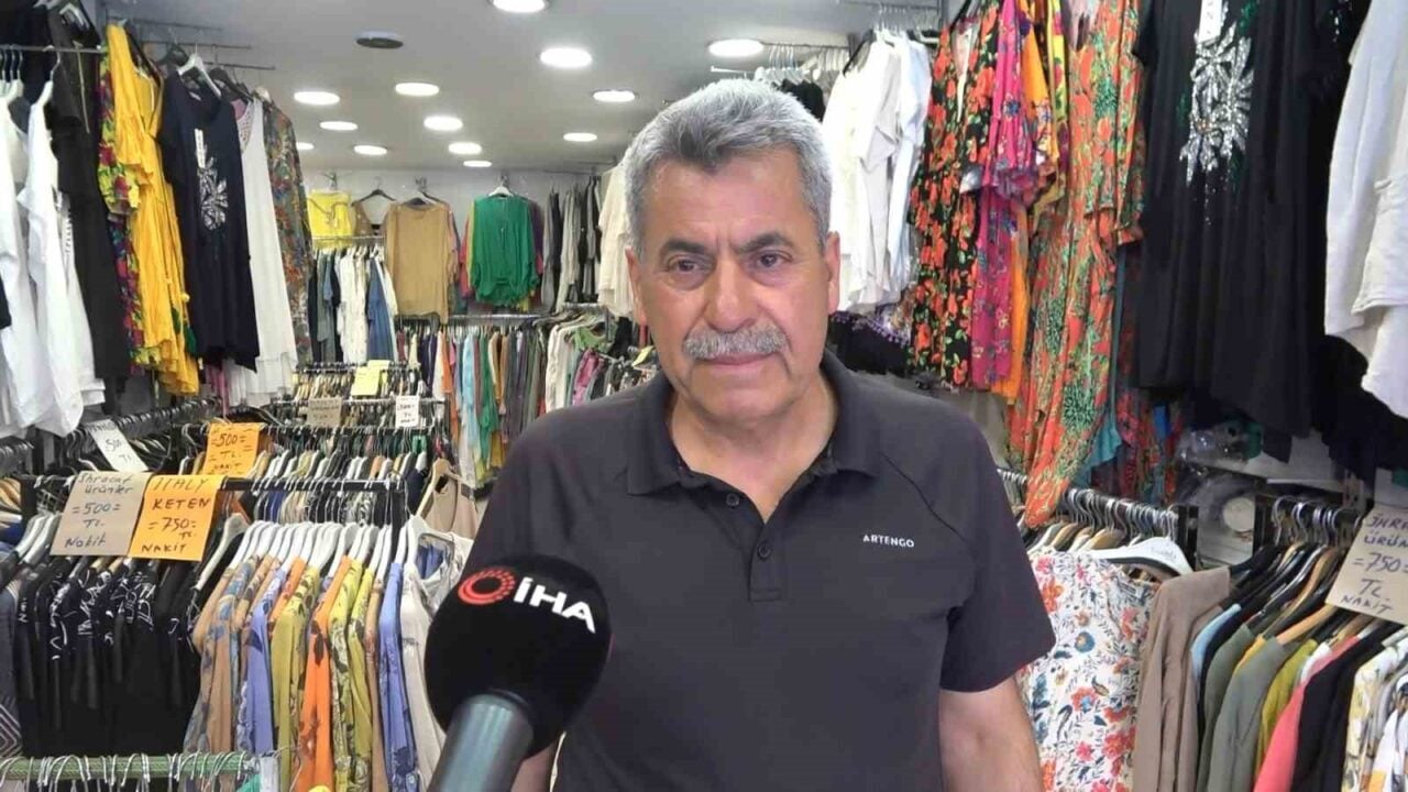 Bursa'da esnaf Enver Koç, yaralı bulduğu bir kargayı sevimliliğiyle sahiplenerek