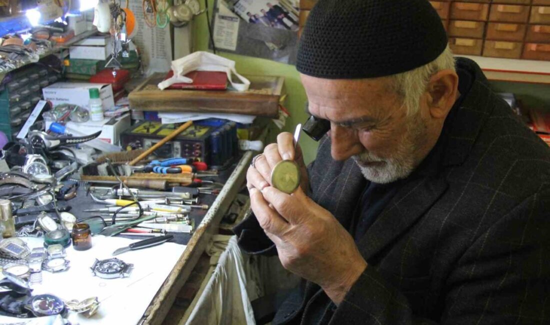 76 yaşındaki Sebahattin Tanoğlu, 57 yılı aşkın süredir Erzincan'daki 20