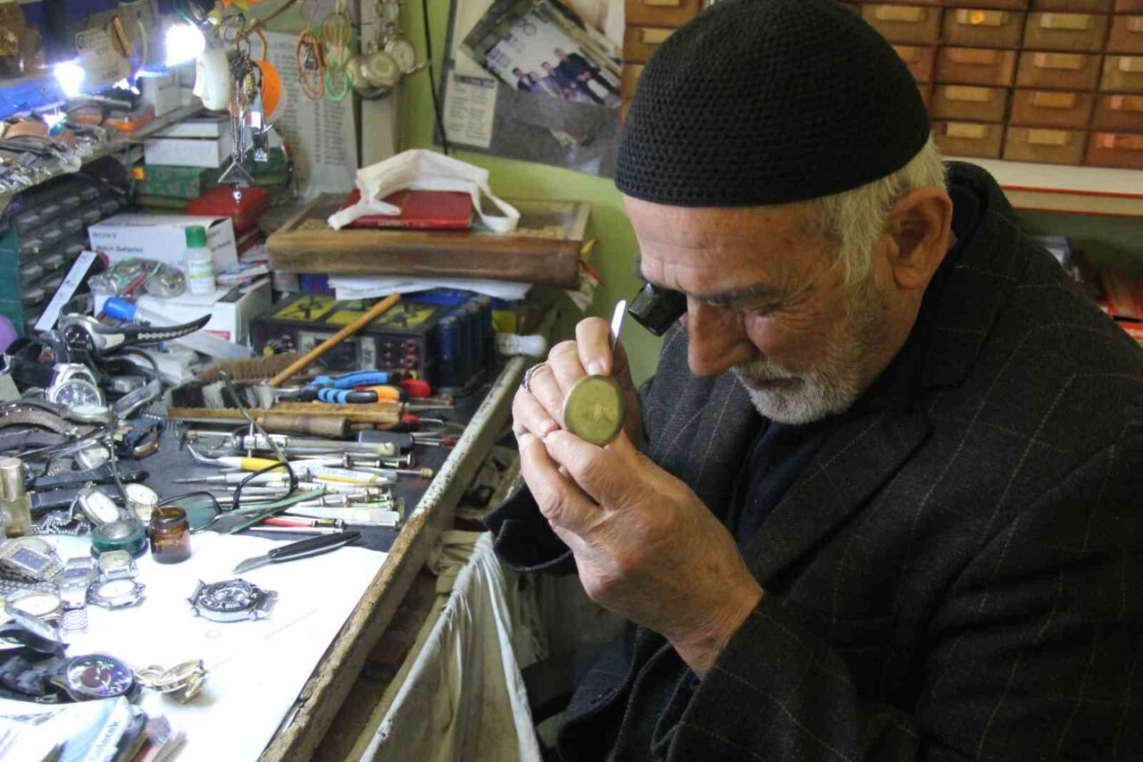 76 yaşındaki Sebahattin Tanoğlu, 57 yılı aşkın süredir Erzincan'daki 20