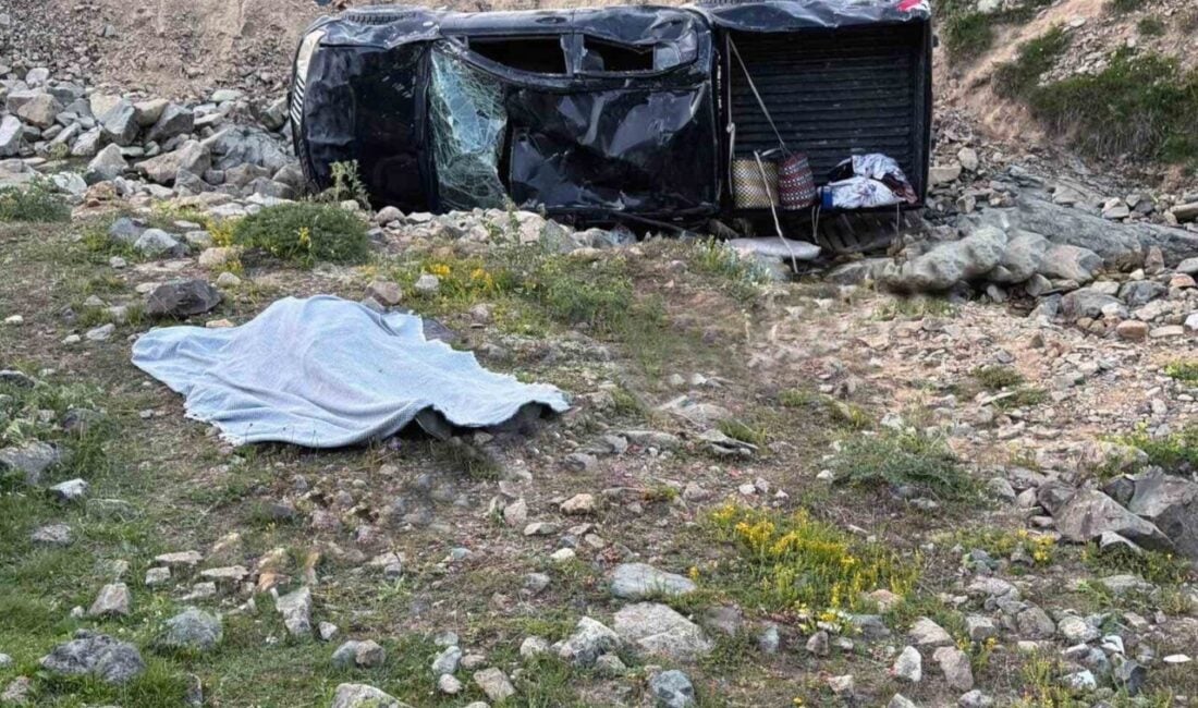 Gümüşhane'de Kazıkbeli Yaylası'ndan dönen ailenin aracı, sürücüsünün kontrolü kaybetmesi nedeniyle