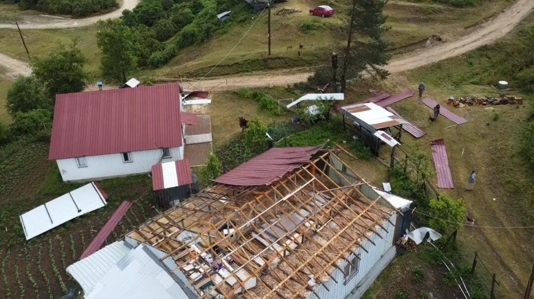 Sakarya’nın Akyazı ilçesindeki Acelle Yaylası’nda etkili olan şiddetli rüzgar, evlerin