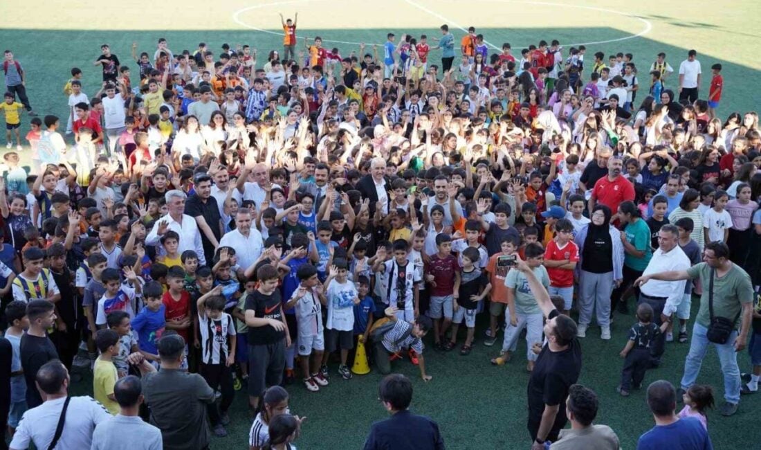 Adıyaman'ın Kahta ilçesinde düzenlenen Yaz Spor Okulları etkinliği kapsamında öğrencilere