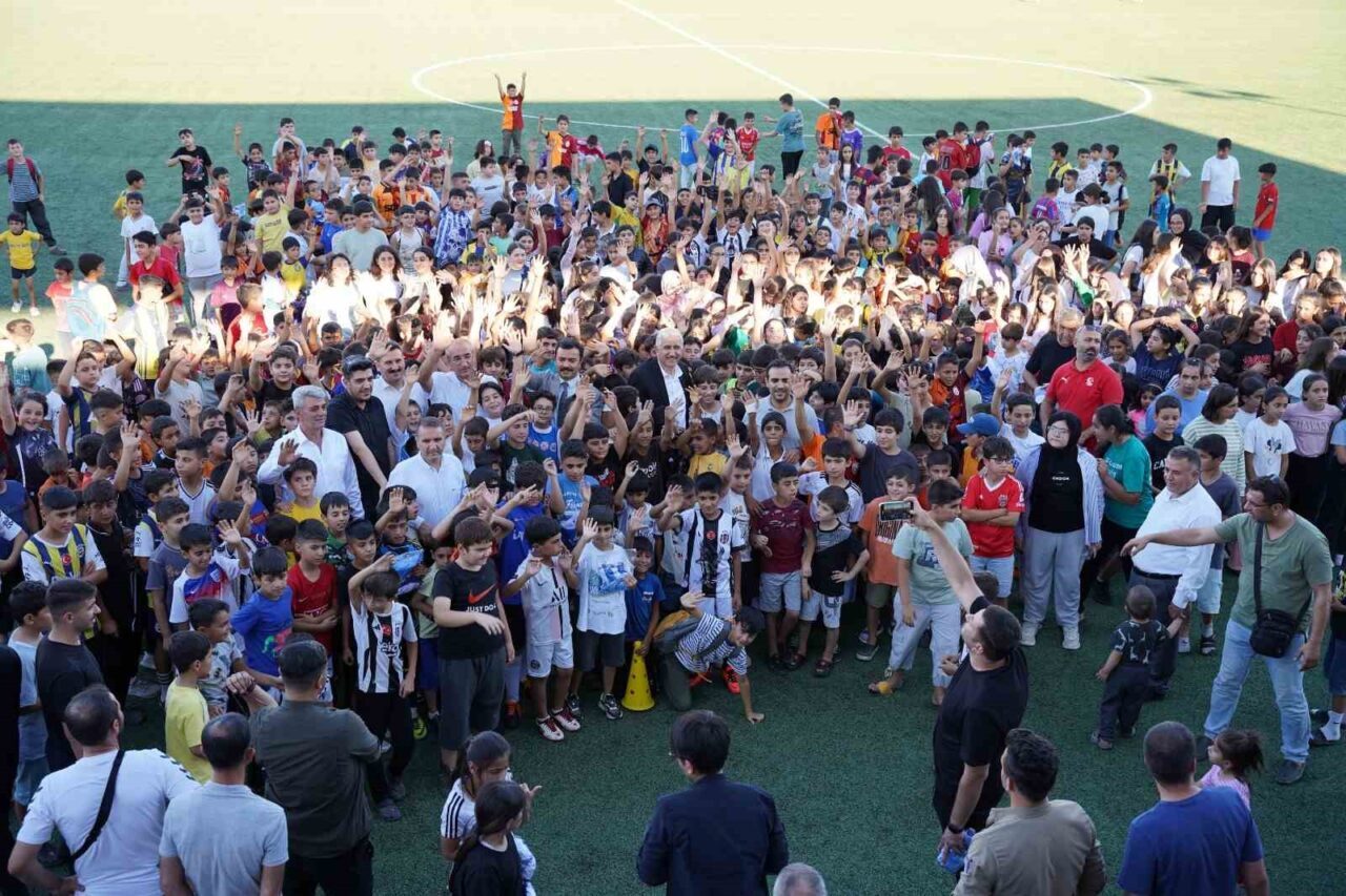 Adıyaman'ın Kahta ilçesinde düzenlenen Yaz Spor Okulları etkinliği kapsamında öğrencilere