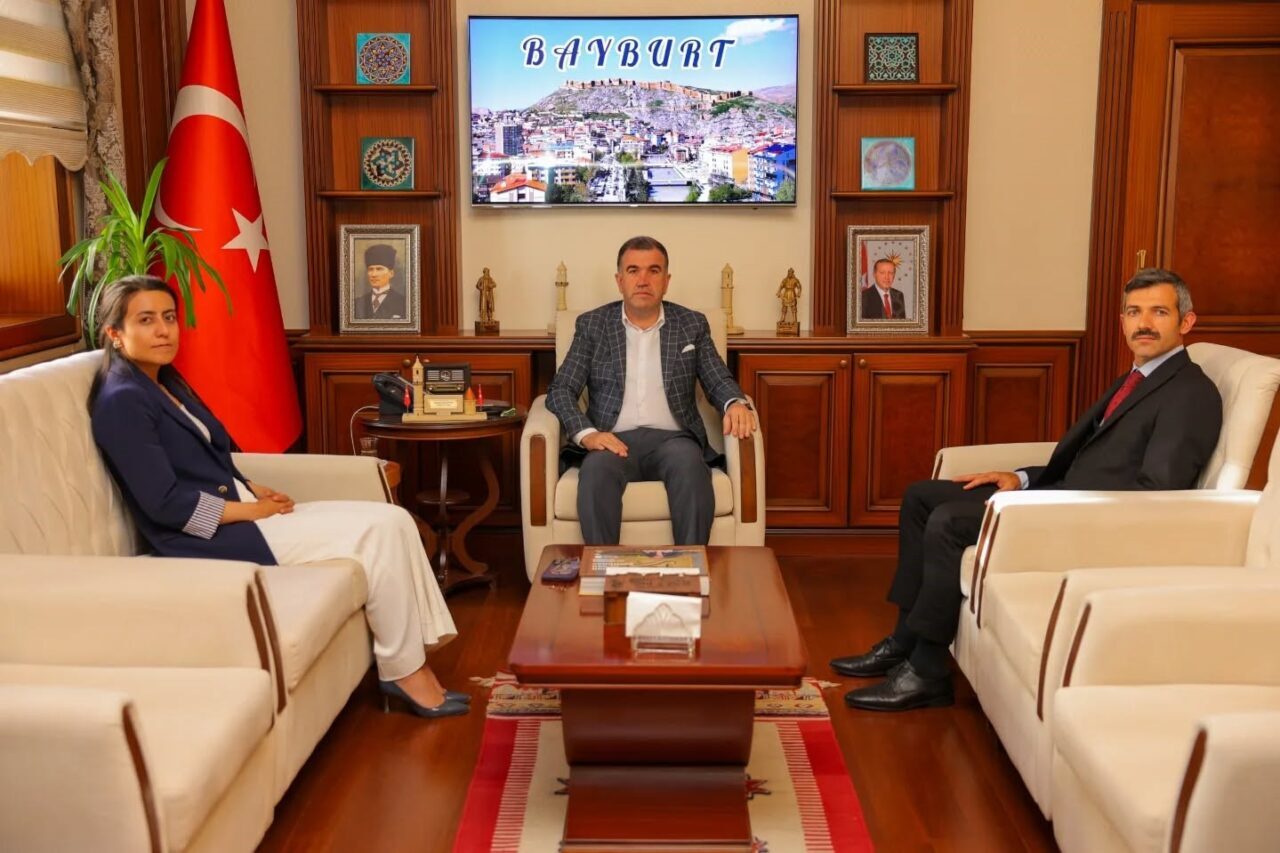 Cumhurbaşkanlığı kararnamesiyle Demirözü Kaymakamlığına atanan Özlem Kılıçtürk ve Aydıntepe Kaymakamlığına