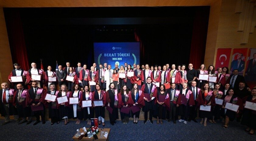 Anadolu Üniversitesi, profesörlük ve doçentlik unvanı alan öğretim üyelerine beratlarını