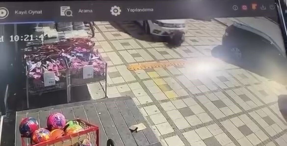 Konya'nın Meram ilçesinde, otoparkta poşetleriyle uğraşan Nigar Yıldız, manevra yapan