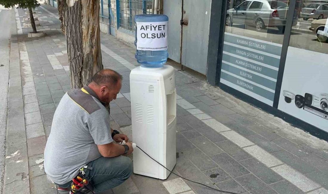 Yerköy'de esnaf Bekir Korkut, yaz sıcağında vatandaşlara ücretsiz su ikramı