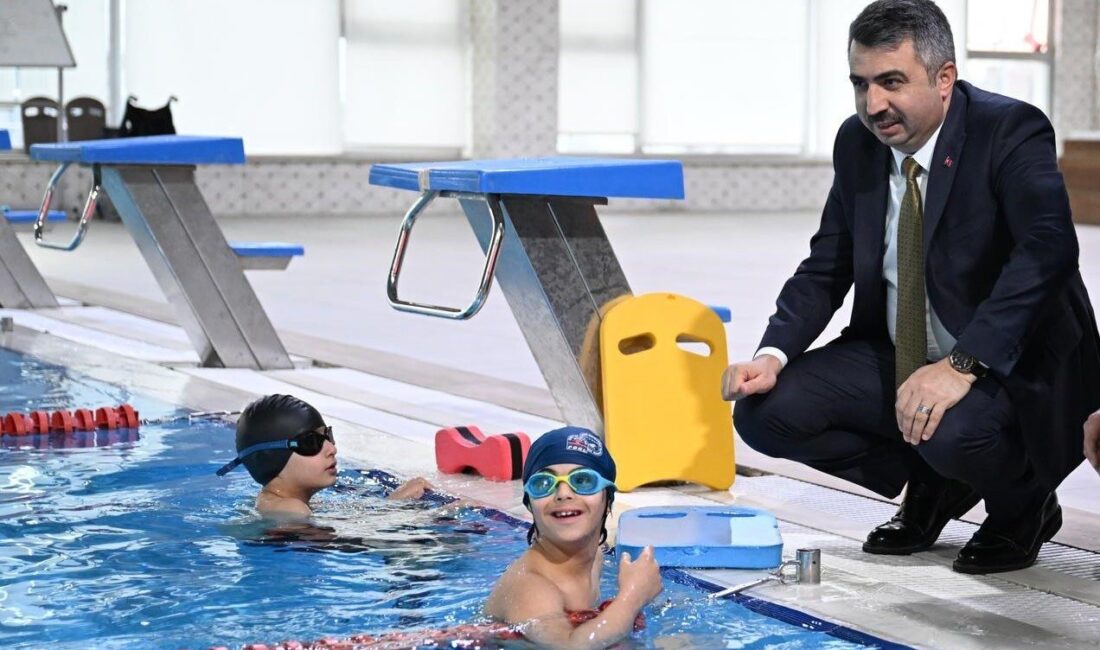 Bursa-Yıldırım Belediyesi'nin Yaz Spor Okulları, çocuklara yüzme eğitimi sunarak sıcak