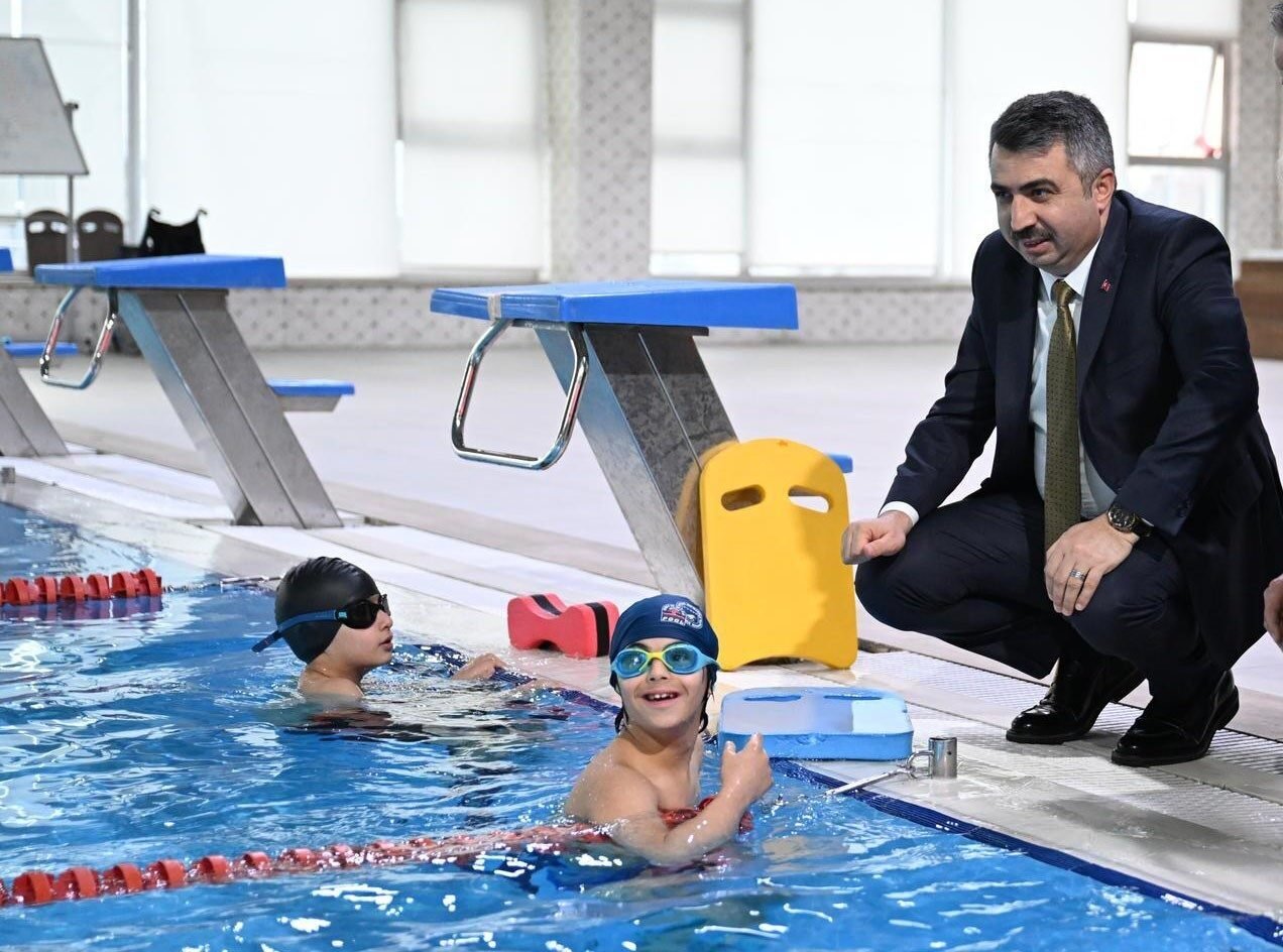 Bursa-Yıldırım Belediyesi'nin Yaz Spor Okulları, çocuklara yüzme eğitimi sunarak sıcak