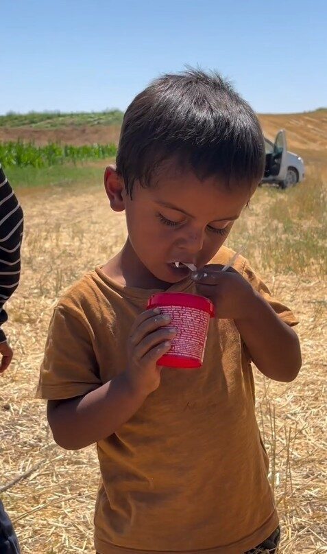 Çankırı'nın Kızılırmak ilçesinde, Kaymakam Emrah Özbek, yol kenarında limonata satarak