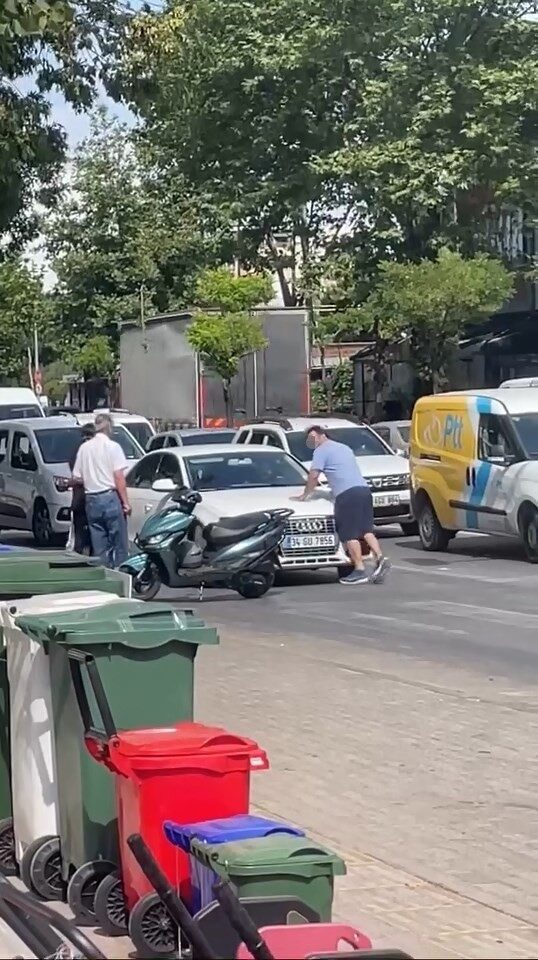 Bursa Yıldırım'da bir motosiklet sürücüsü, yol verme nedeniyle yaşanan tartışma