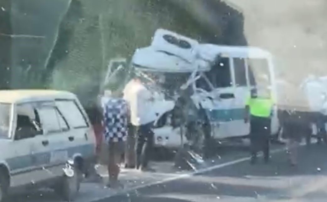 Aydın'ın Çine ilçesinde yolcu minibüsü ve kamyonun çarpışması sonucunda 2'si