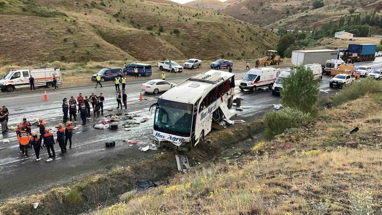 Sivas'ın İmranlı ilçesinde Has Ağrılı firmasına ait yolcu otobüsü kontrolden
