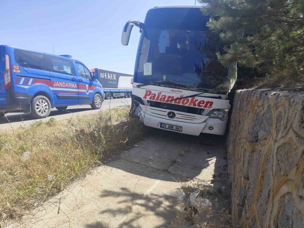 Afyonkarahisar'da Erzurum-İzmir seferi yapan Palandöken turizm otobüsü, sürücüsünün kontrolü kaybetmesi