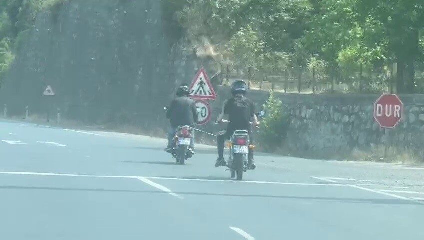 Zonguldak'ta, Alaplı-Ereğli plajları arasında arızalanan bir motosiklet, başka bir sürücü