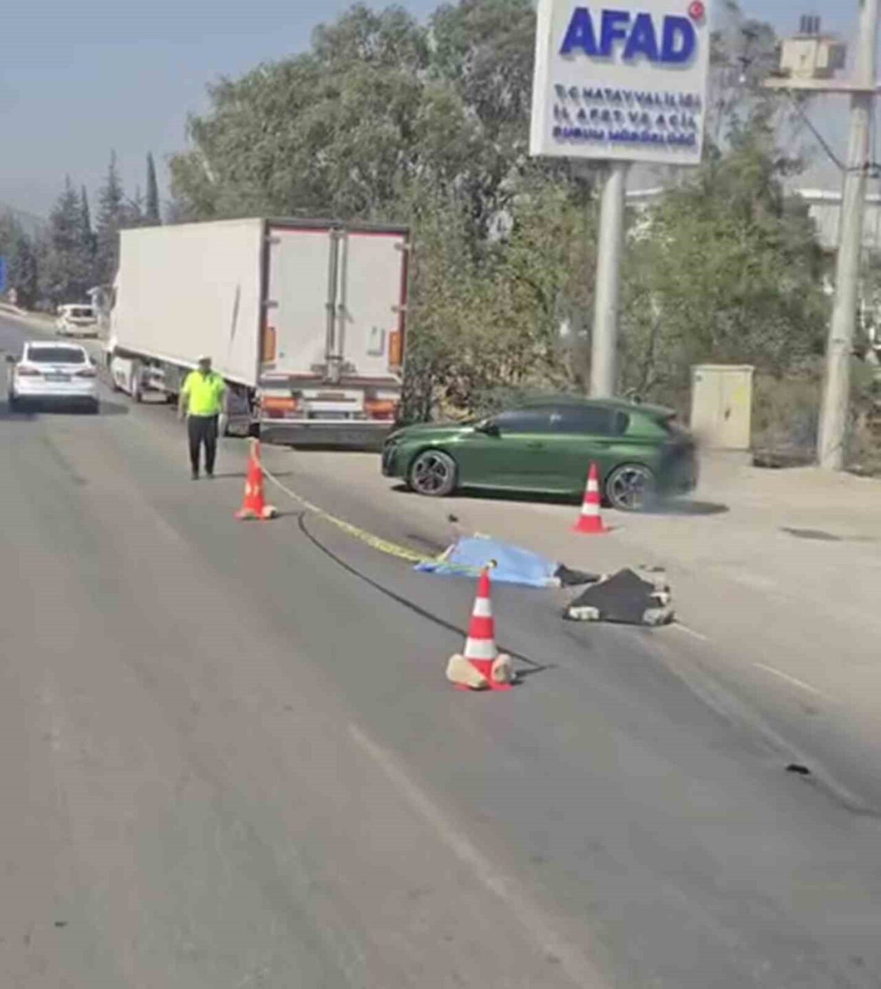 Hatay'ın Antakya-İskenderun yolu üzerindeki AFAD il müdürlüğü yakınlarında, S. S.