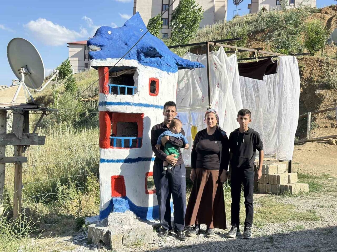 Yüksekova'da Yusuf Duru, maddi zorluklar nedeniyle tamamlayamadığı evinin maketini, atık