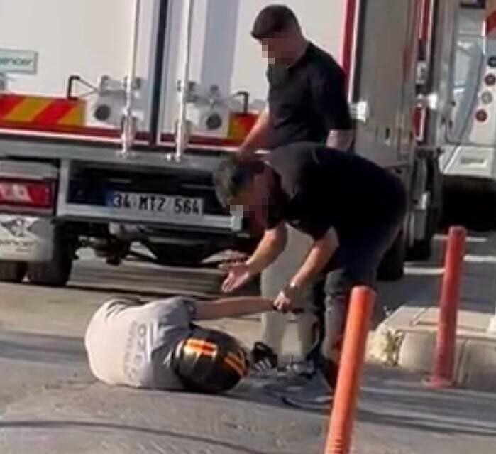 İzmir'de trafikte yol verme nedeniyle bir motosiklet sürücüsü ile otomobildekiler