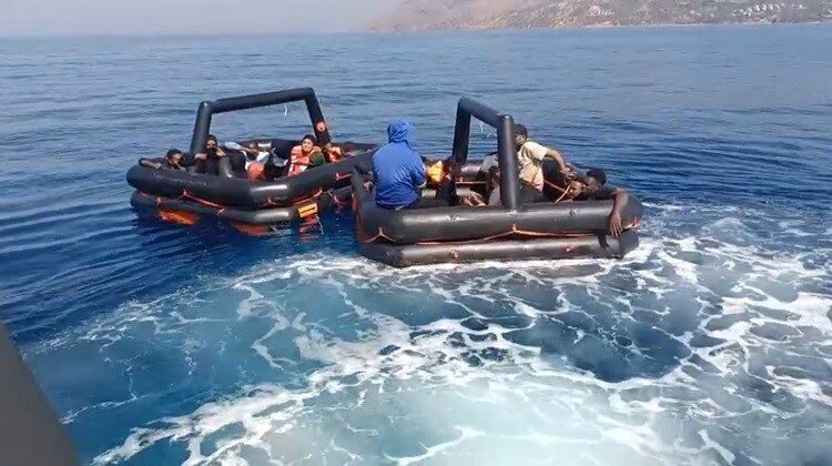 Çanakkale'nin Ayvacık ilçesinde, Yunanistan'a geçmek isteyen 19 kaçak göçmen, Yunan