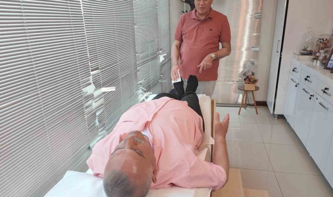 Hatay'da 66 yaşındaki Recai Köylü, yürümekte zorlanırken Prof. Dr. Orhan