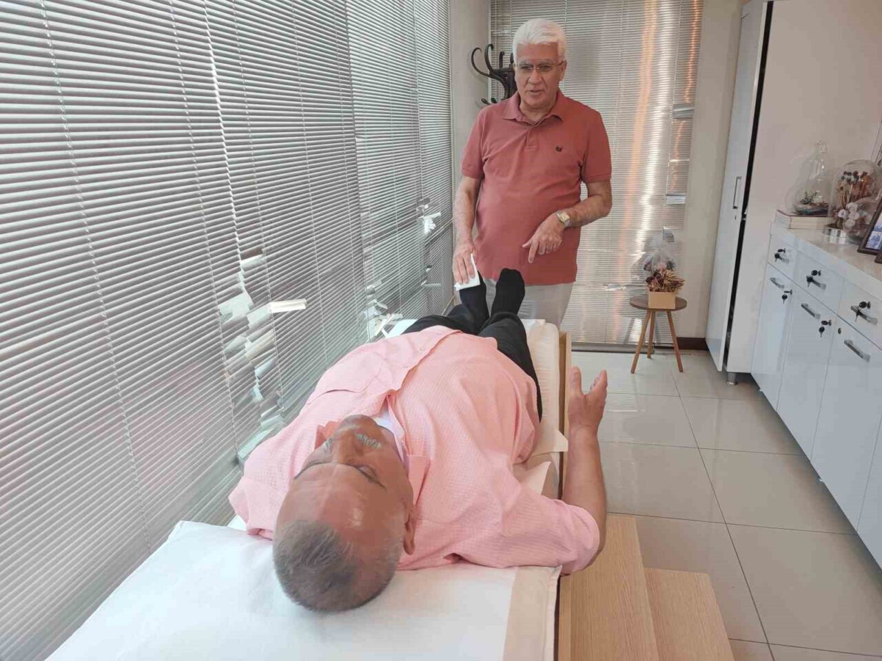 Hatay'da 66 yaşındaki Recai Köylü, yürümekte zorlanırken Prof. Dr. Orhan