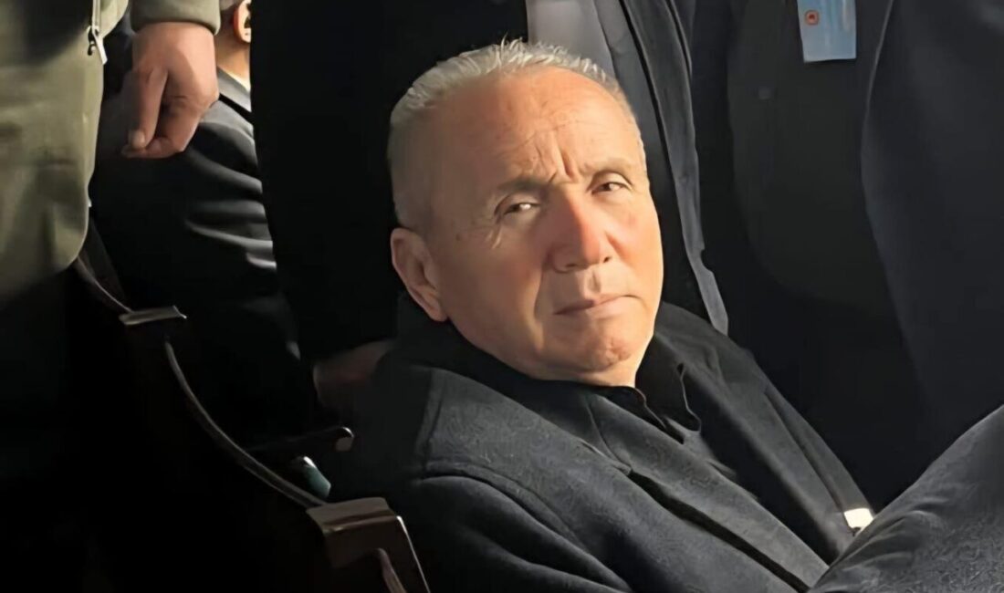 Zonguldak'ın Çaycuma ilçesinde Yazıbaşı Mahallesi Muhtarı Erdoğan Kocaman, yürüyüş yaparken