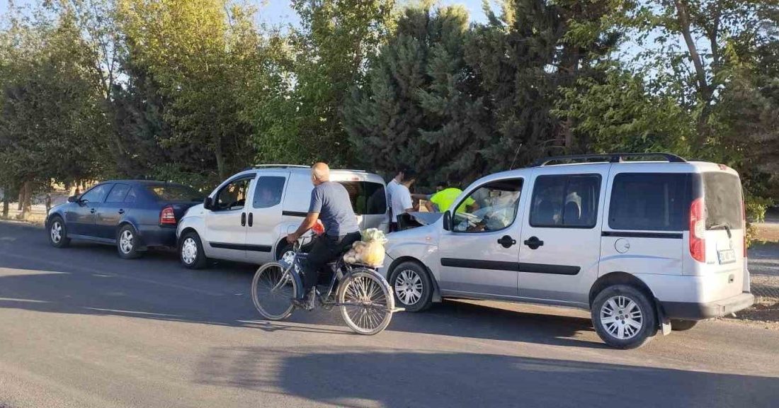 Adıyaman merkezde gerçekleşen zincirleme trafik kazasında, üç araç birbirine çarptı