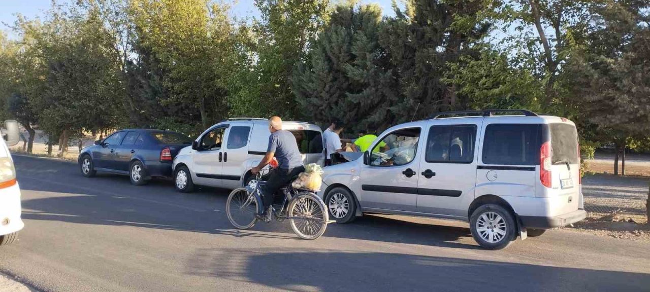 Adıyaman merkezde gerçekleşen zincirleme trafik kazasında, üç araç birbirine çarptı