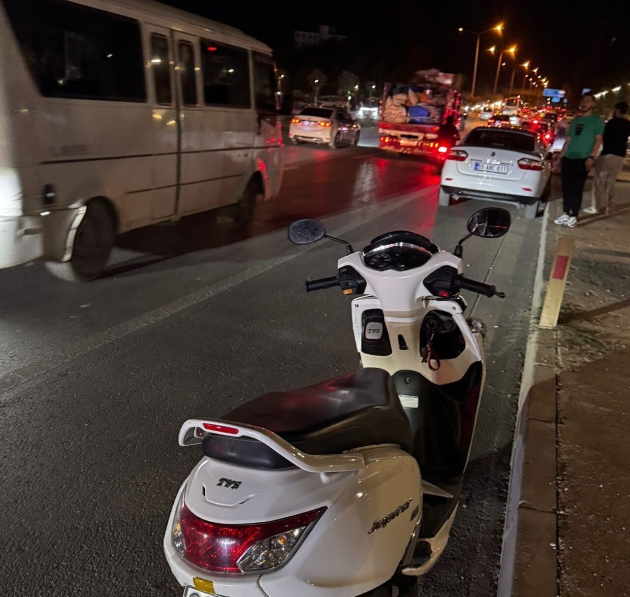 Adıyaman'da Eğriçay Köprüsü yakınlarında iki otomobil ve bir motosikletin karıştığı